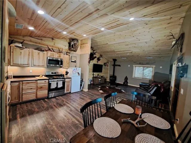 DINING ROOM TOWARDS KITCHEN