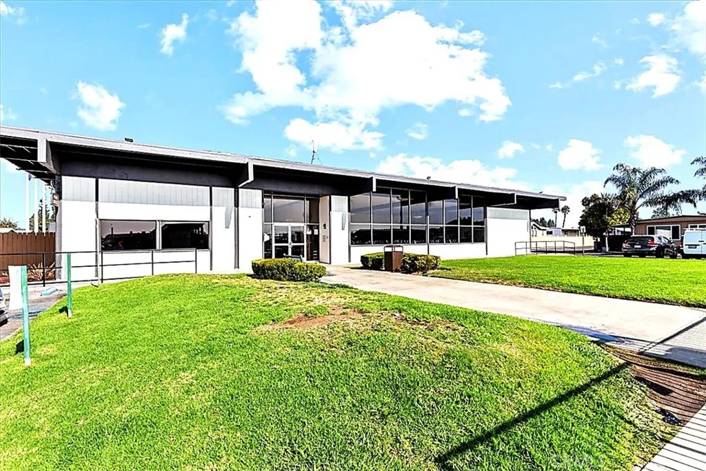 Community Amenities: Lincoln Center offers a pool, wading pool, basketball courts, gym, dog-friendly area, pool tables, game room, clubhouse, event space, and kitchen.