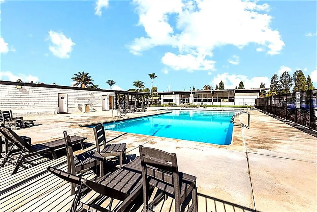 Community Amenities: Lincoln Center offers a pool, wading pool, basketball courts, gym, dog-friendly area, pool tables, game room, clubhouse, event space, and kitchen.