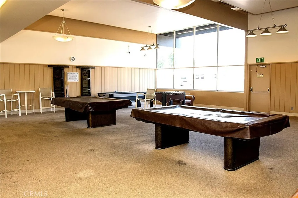 Community Amenities: Lincoln Center offers a pool, wading pool, basketball courts, gym, dog-friendly area, pool tables, game room, clubhouse, event space, and kitchen.