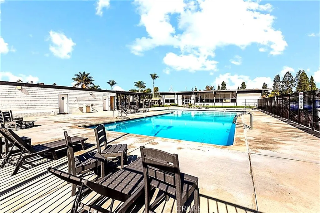 Community Amenities: Lincoln Center offers a pool, wading pool, basketball courts, gym, dog-friendly area, pool tables, game room, clubhouse, event space, and kitchen.