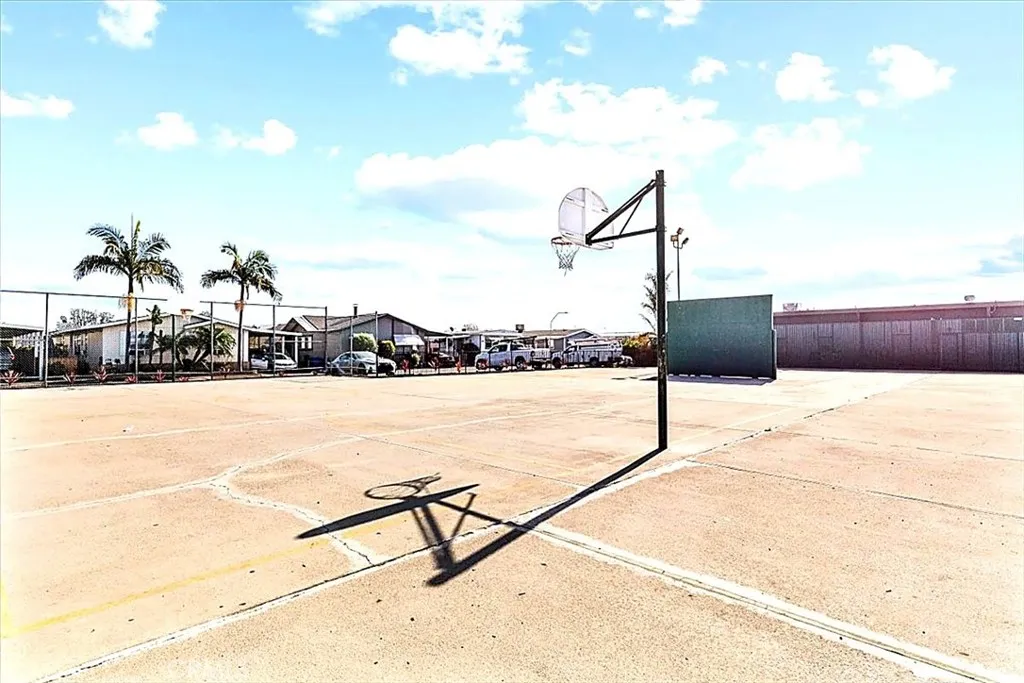 Community Amenities: Lincoln Center offers a pool, wading pool, basketball courts, gym, dog-friendly area, pool tables, game room, clubhouse, event space, and kitchen.