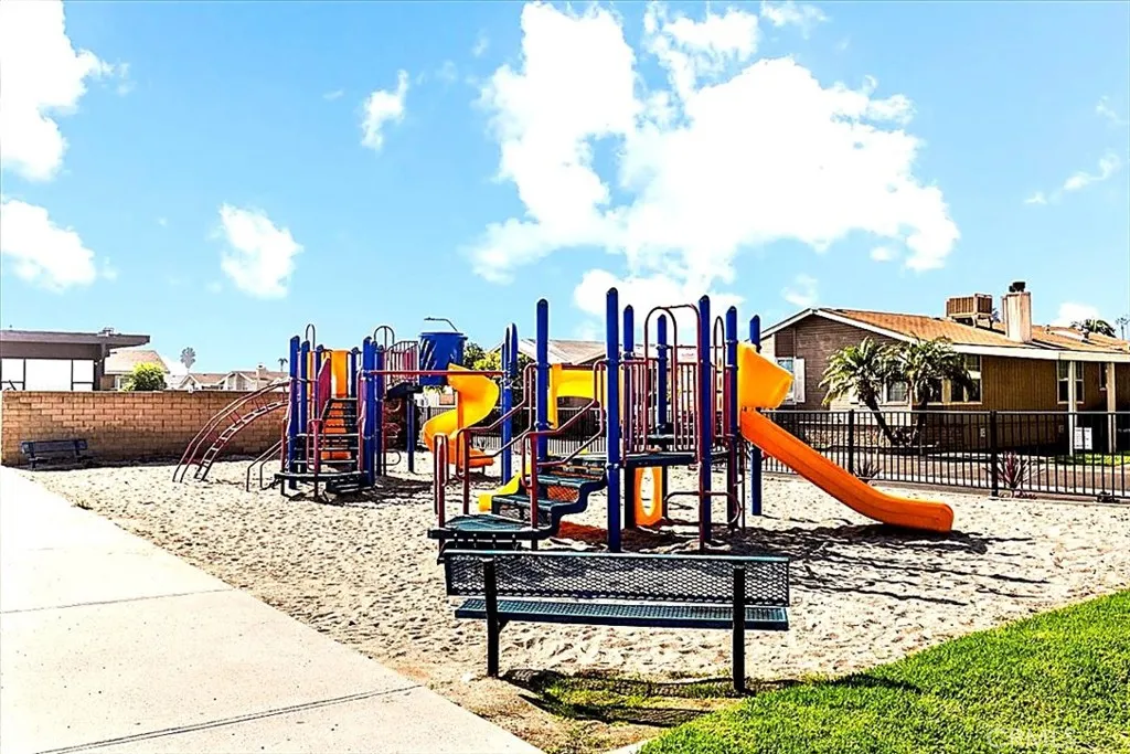 Community Amenities: Lincoln Center offers a pool, wading pool, basketball courts, gym, dog-friendly area, pool tables, game room, clubhouse, event space, and kitchen.