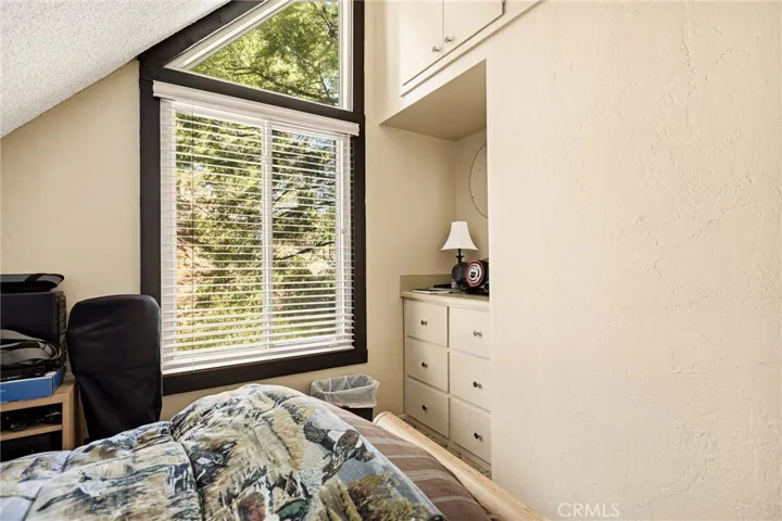 807 Grass Valley, Lake Arrowhead, California 92352