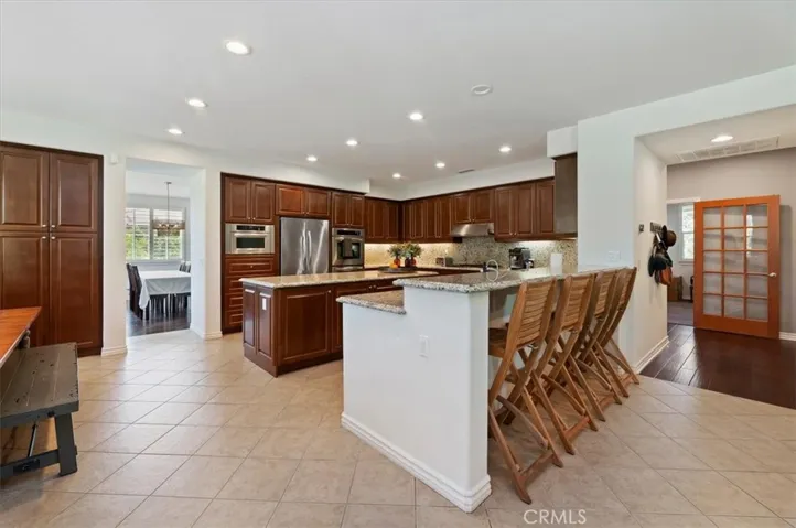 KITCHEN / BAR