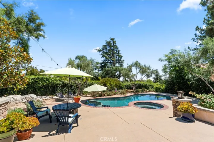 Pebble Tech Pool and Spa with Baja Step Entry with Umbrella Stand