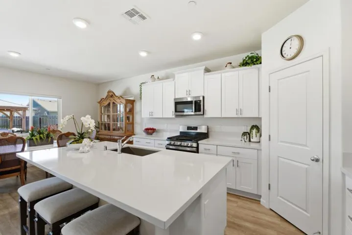 1381 Riverbank Drive, Madera, California 93637