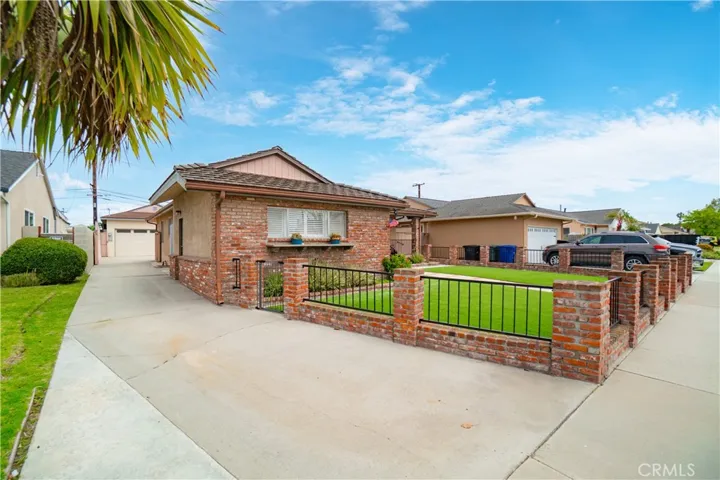 Front Yard/Driveway