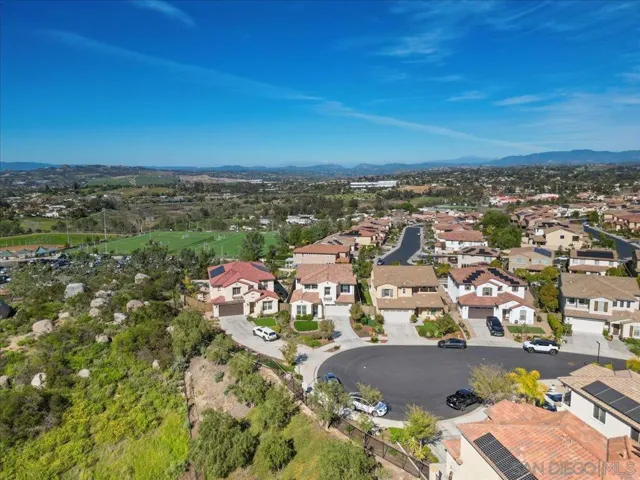 1517 Leonis Pl, Vista, California 92083