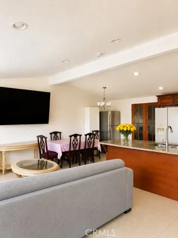 Main House: Livingroom - Kitchen