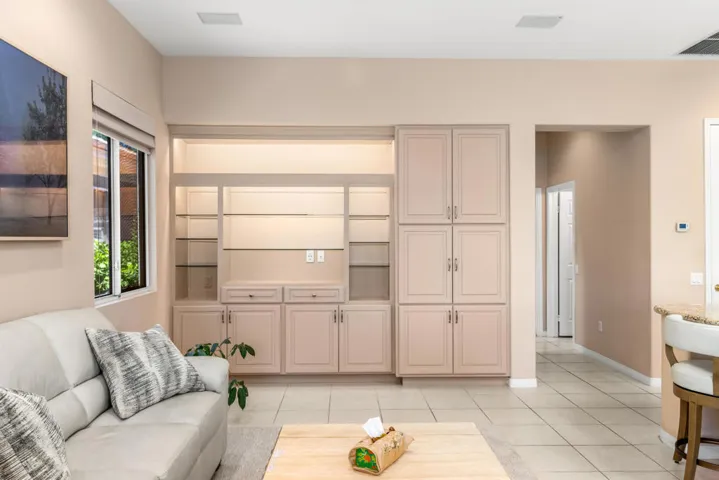 37616 Pineknoll (42)