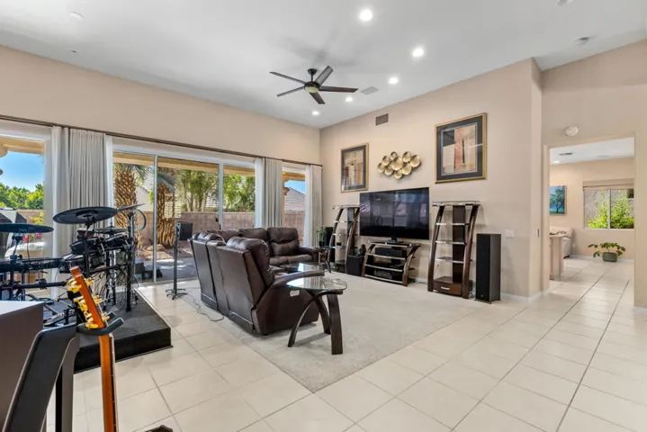 37616 Pineknoll (1)
