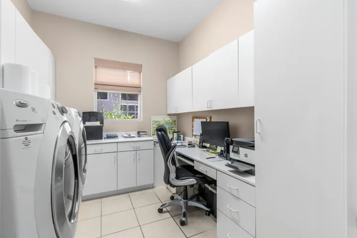 37616 Pineknoll (44)