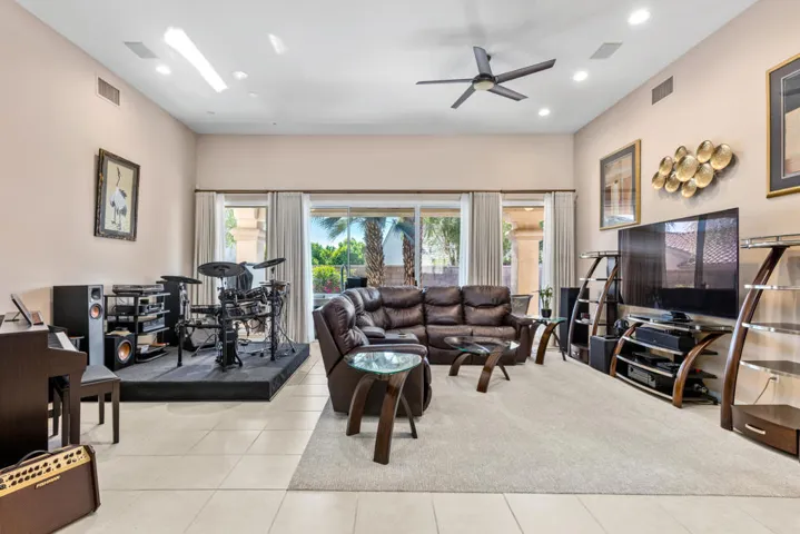 37616 Pineknoll (2)