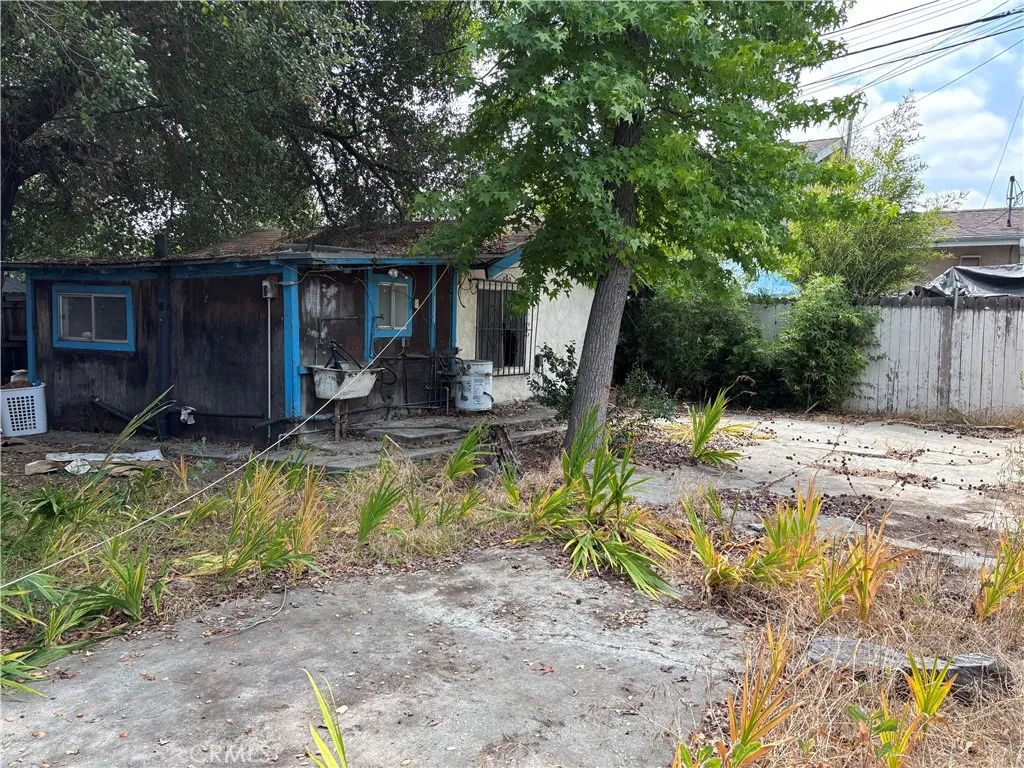 Detached garage/ADU (Permits unknown, Buyer to verify with city)