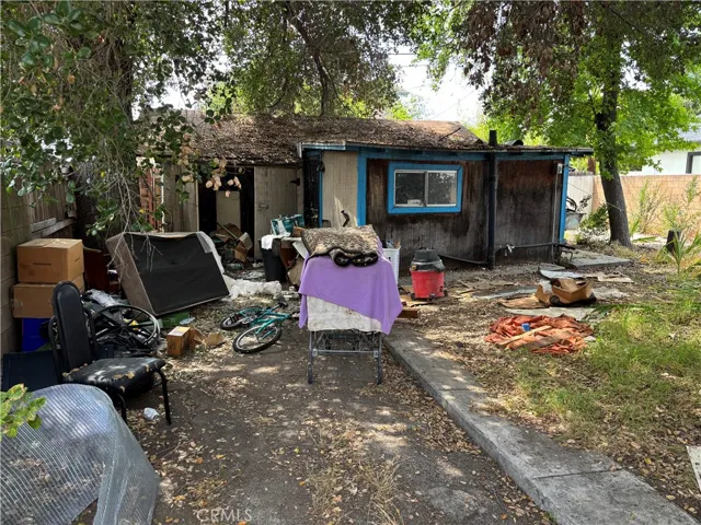 Detached garage/ADU (Permits unknown, Buyer to verify with city)