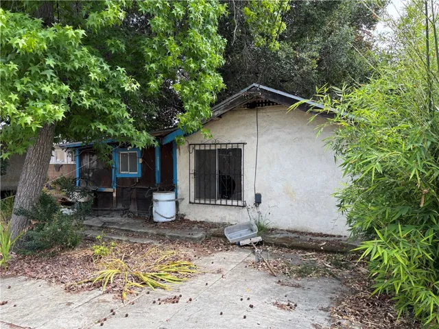 Detached garage/ADU (Permits unknown, Buyer to verify with city)