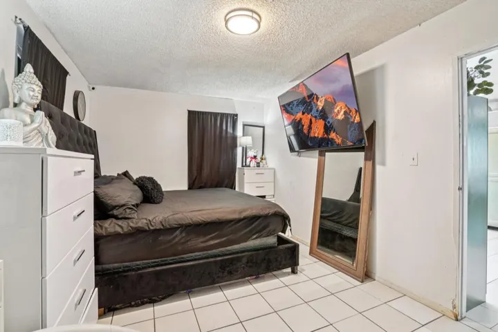 17-web-or-mls-Riviera Cir-S1210-015