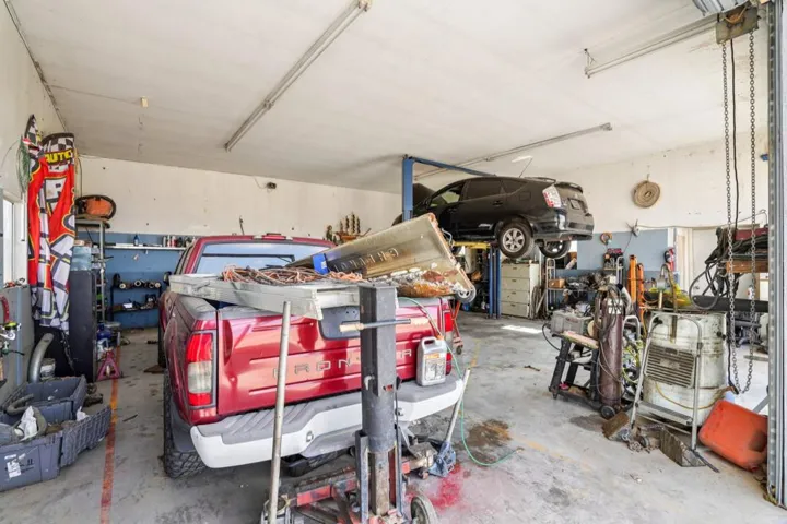 25-web-or-mls-Riviera Cir-S1210-023