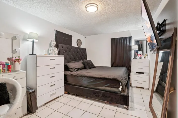 18-web-or-mls-Riviera Cir-S1210-016