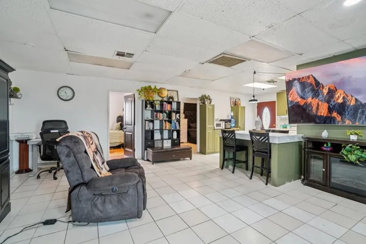 8-web-or-mls-Riviera Cir-S1210-006