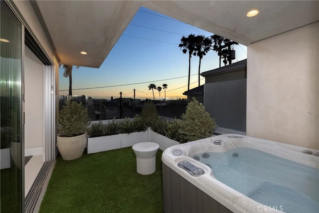 Jacuzzi with ocean views