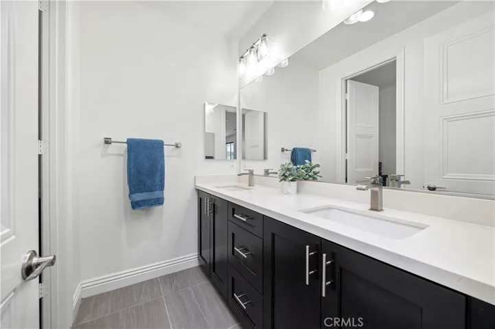 Upstairs guest bath