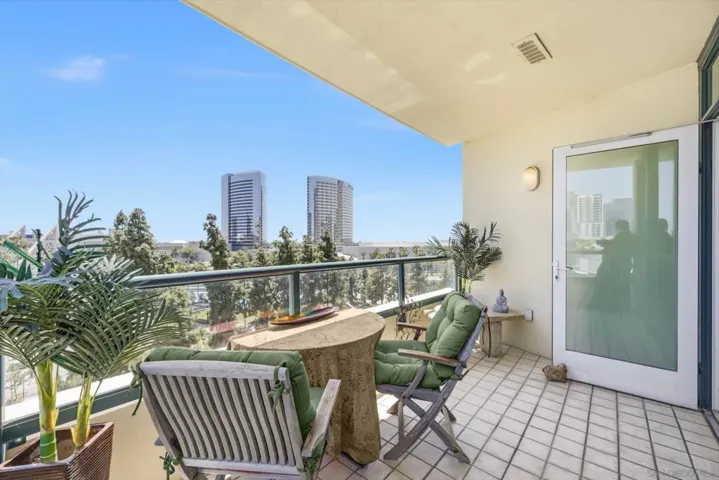 https://tours.curb360.com/public/photos/243279056#&gid=1&pid=60