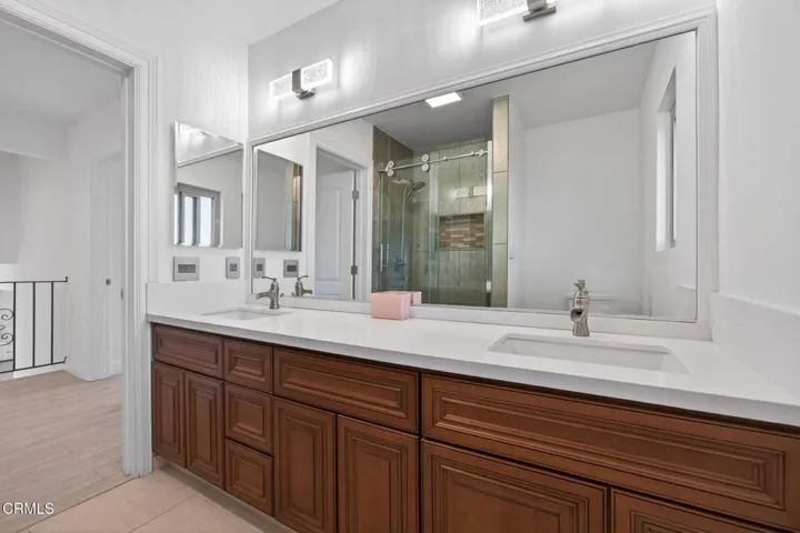 46-web-or-mls-Upmarketmedia_542Val-076