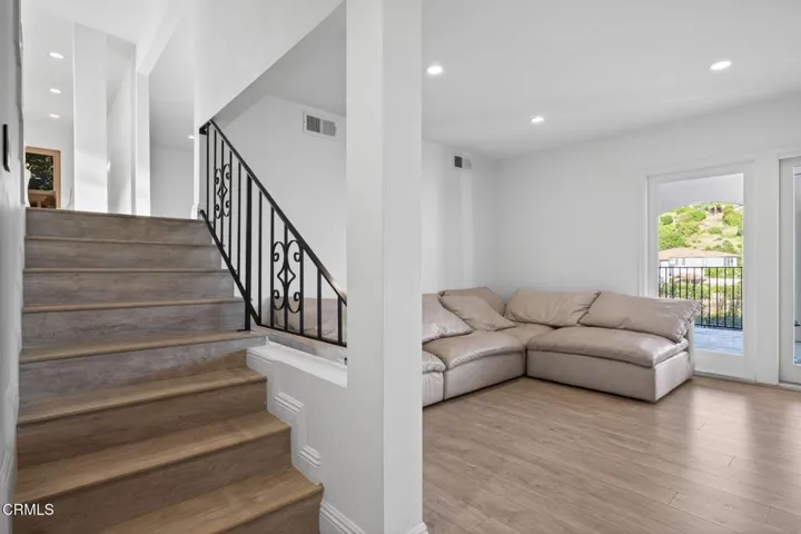36-web-or-mls-Upmarketmedia_542Val-091