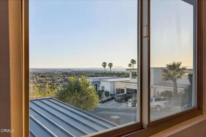 49-web-or-mls-Upmarketmedia_542Val-085