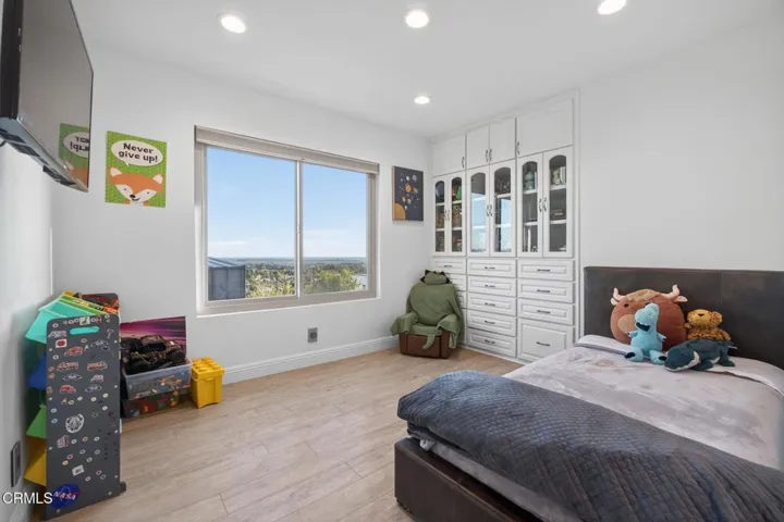 48-web-or-mls-Upmarketmedia_542Val-083
