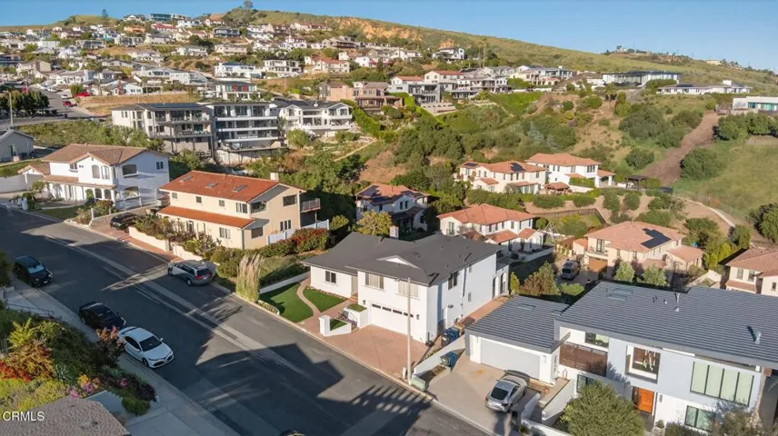 66-web-or-mls-Upmarketmedia_542Val-aer-0