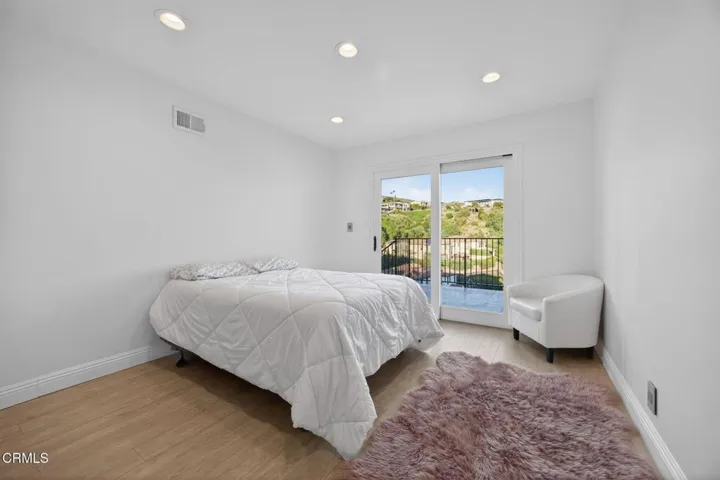 44-web-or-mls-Upmarketmedia_542Val-070