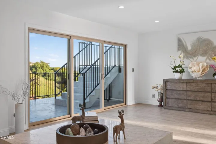 27-web-or-mls-Upmarketmedia_542Val-032