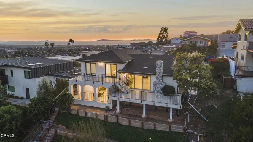 7-web-or-mls-Upmarketmedia_542Val-twi-02