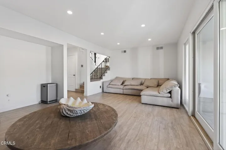 37-web-or-mls-Upmarketmedia_542Val-094