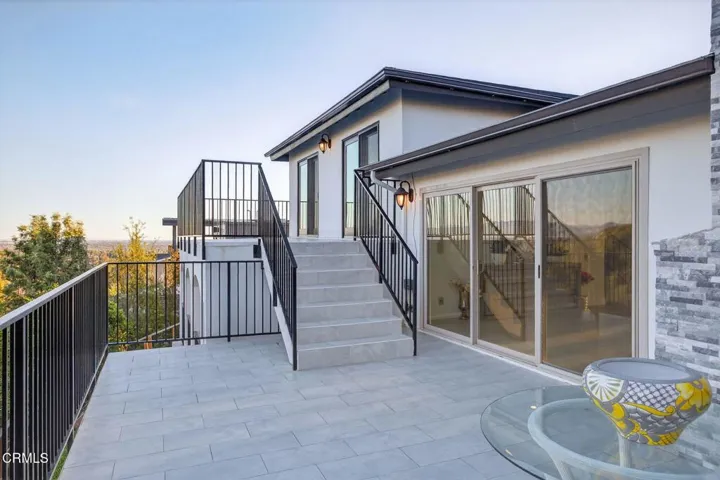 59-web-or-mls-Upmarketmedia_542Val-132