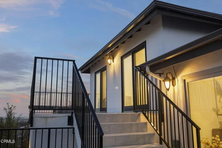 11-web-or-mls-Upmarketmedia_542Val-twi-0