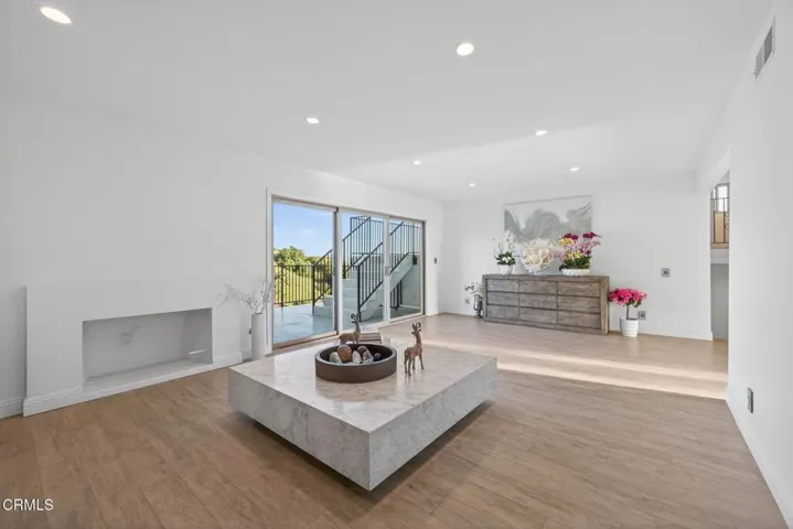 26-web-or-mls-Upmarketmedia_542Val-028