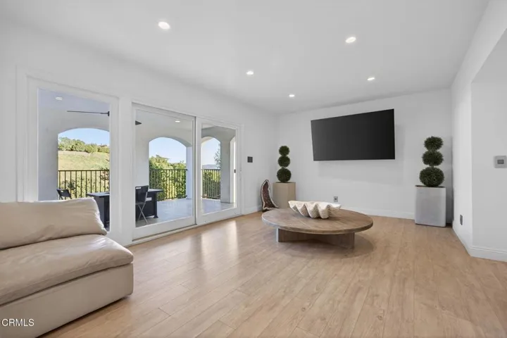 38-web-or-mls-Upmarketmedia_542Val-097