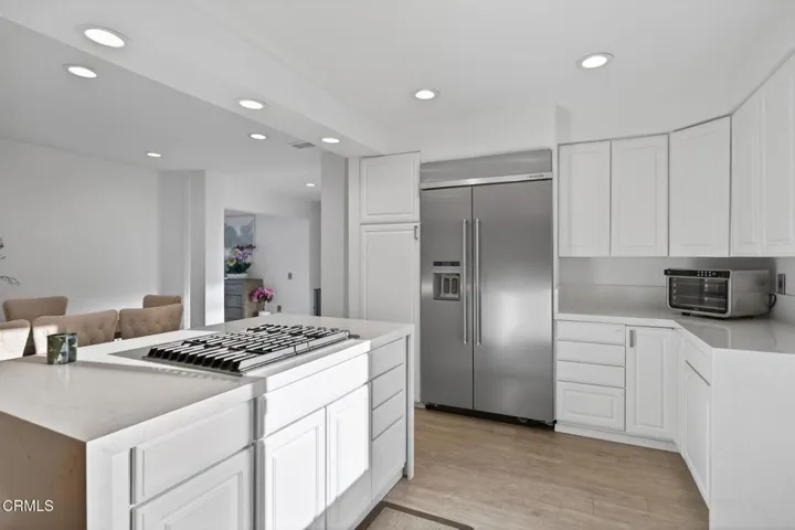 34-web-or-mls-Upmarketmedia_542Val-053