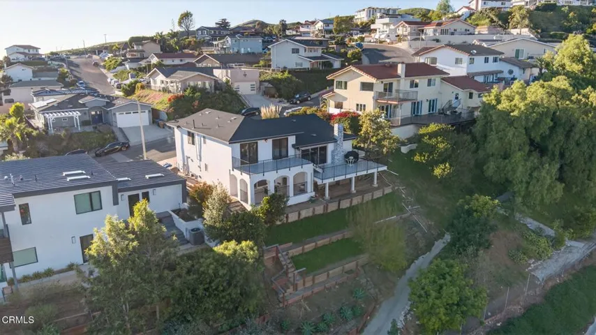 63-web-or-mls-Upmarketmedia_542Val-aer-0