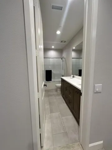 Upstairs full bathroom