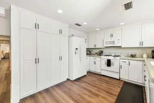 PANTRY/KITCHEN