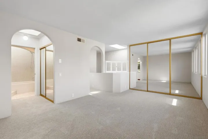 Has 3 closets