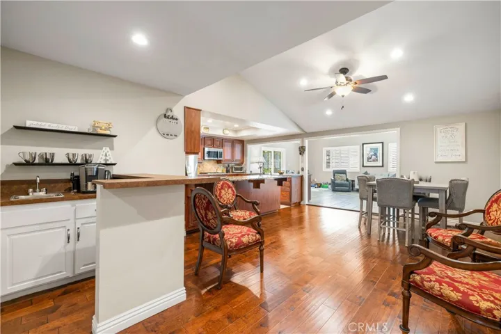 Wet Bar and Eat-in Area