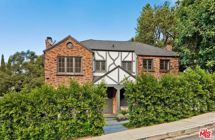 Hedged Facade