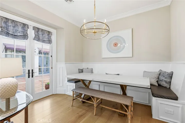 Breakfast nook
