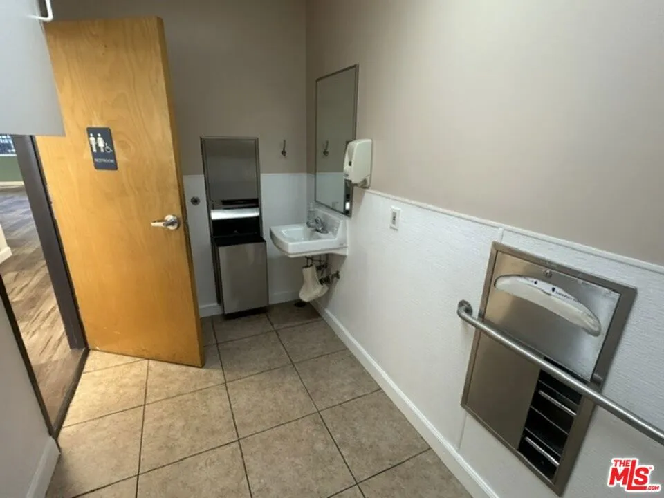 REST ROOM VIEW 2